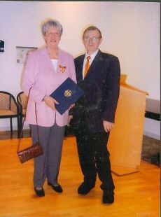 Bundesverdienstkreuz2 Christel Räwer mit ihrem Mann Bernhard Räwer bei der Verleihung des Budnesverdienstkreuzes